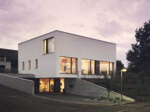 Architekturfotografie Wohnhaus Wohnbau Wohnen Moderne Architektur Bern SchweizAussenansicht Fassade Dämmerung Blaue Stunde