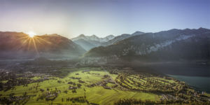 Landschaftsfotografie Naturfotografie Landschaft Natur Schweiz Berner Oberland Thunersee Interlaken Lueglibrücke Eiger Mönch Jungfrau Morgensonne Sonnenaufgang Morgenlicht Aufwachen Gegenlicht Alpen Berge Herbst