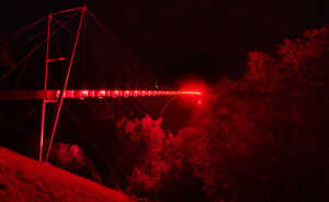Nightoflight_ch Hängebrücke Sigriswil rot beleuchtet Alarmstufe Dunkelrot Kultur Covid-19
